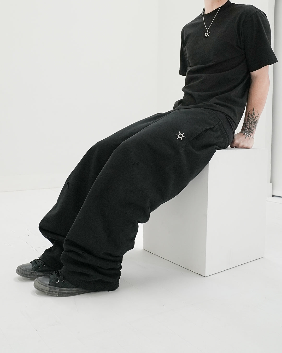 "DECAY" DISTRESSED SWEATPANTS