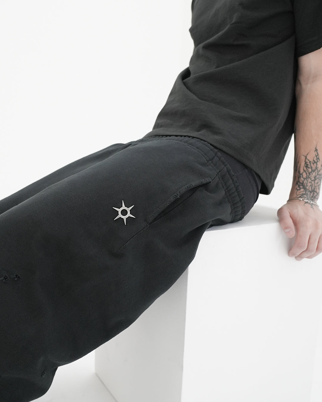 "DECAY" DISTRESSED SWEATPANTS